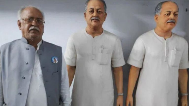 ममता बनर्जी के MLA ने खुद की बनाई 2 आदमकद प्रतिमाएँ, हर सुबह घंटों करते हैं साफ-सफाई