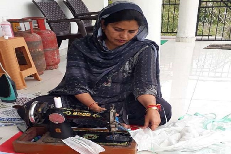 …जब इलाके में मास्क की कमी हुई तो सिलाई मशीन लेकर खुद मास्क बनाने जुट गईं BJP विधायक कमलेश