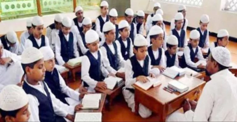 लॉकडाउन के बाद भी रामपुर के मदरसे में पढ़ रहे थे बच्चे, पुलिस ने संचालक को लिया हिरासत में, FIR का आदेश