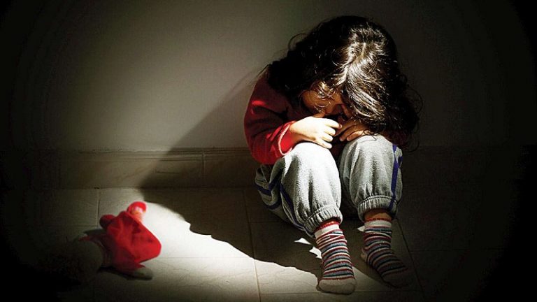 सरफराज ने 8 साल की बच्ची से किया रेप, सजा मिली – टकला कर जूते-चप्पल की माला पहनाया और छोड़ दिया
