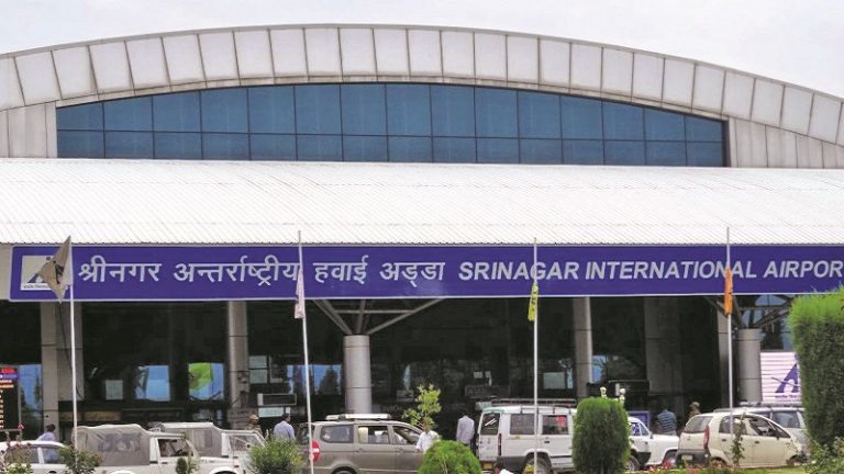 बांग्लादेश से आए छात्रों ने कोरोना टेस्ट से किया इनकार, श्रीनगर हवाई अड्डे पर की तोड़फोड़
