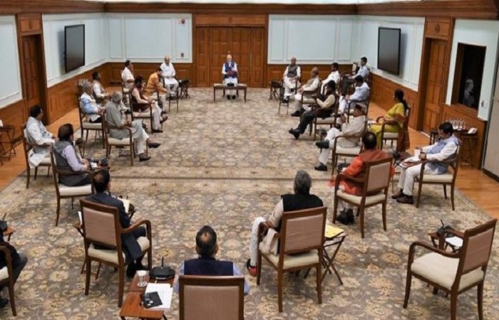 मंत्रियों से इस तरह सोशल डिस्टें​सिंग निभा रहे PM मोदी, 130 करोड़ जनता को भी कर रहे प्रोत्साहित