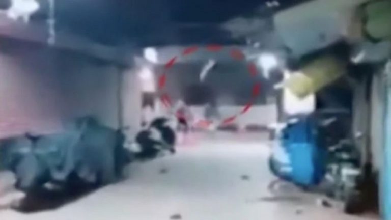 लॉकडाउन के बीच बमबारी: वार्ड पार्षद शम्स इकबाल और आलम अंसारी के खिलाफ FIR दर्ज
