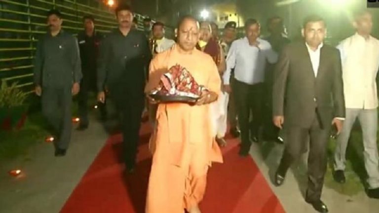 CM योगी की गोद में बैठ अस्थायी मंदिर गए रामलला, भव्‍य राम मंदिर का निर्माण होने तक यहीं देंगे दर्शन