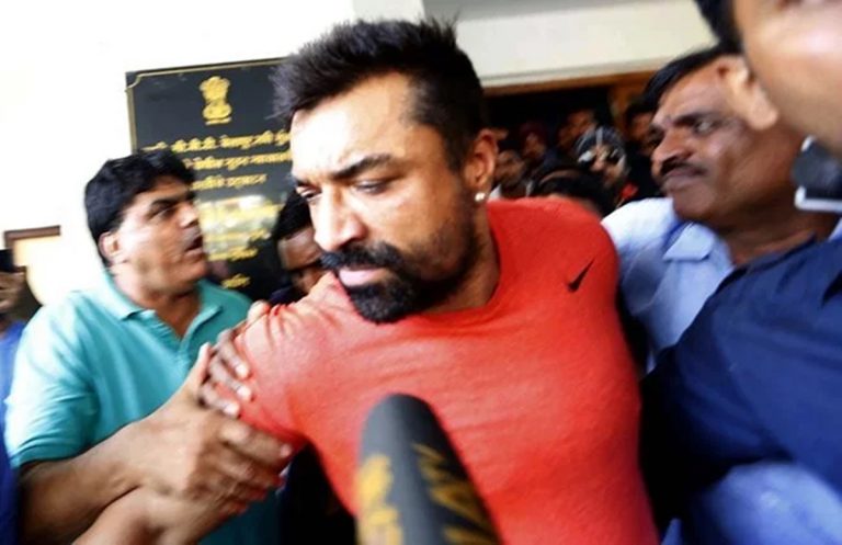 गालीबाज एजाज खान गिरफ्तार, मुंबई पुलिस ने लिया एक्शन: आखिरी बार लंगड़ाते निकले थे जेल से