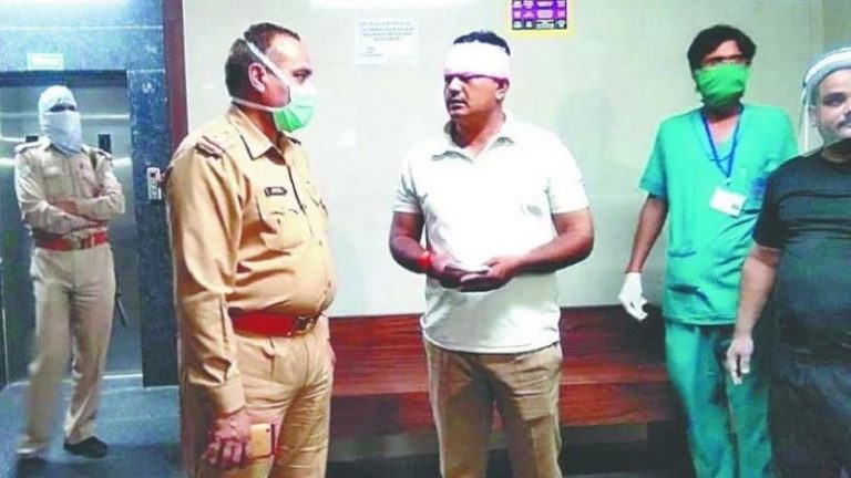 आगरा: लॉकडाउन के बीच दुकान पर लगी भीड़ को हटाने गए दरोगा पर ईंट-पत्थरों से हमला, घायल