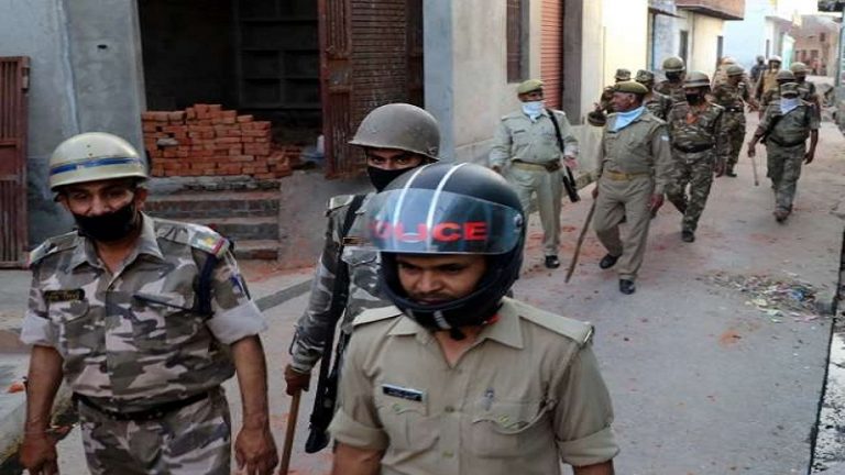 अलीगढ़ में दो समुदाय आमने-सामने: पथराव में 12 लोग घायल, प्रधान चमन खाँ सहित 50 नामजद, 100 अज्ञात के खिलाफ मुकदमा दर्ज