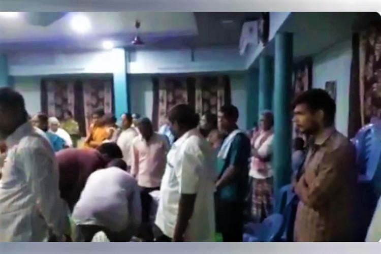 100 लोगों को जमा कर पादरी सबको एक ही जार से पिला रहा था शराब, नहीं पहना था किसी ने भी मास्क: गिरफ्तार