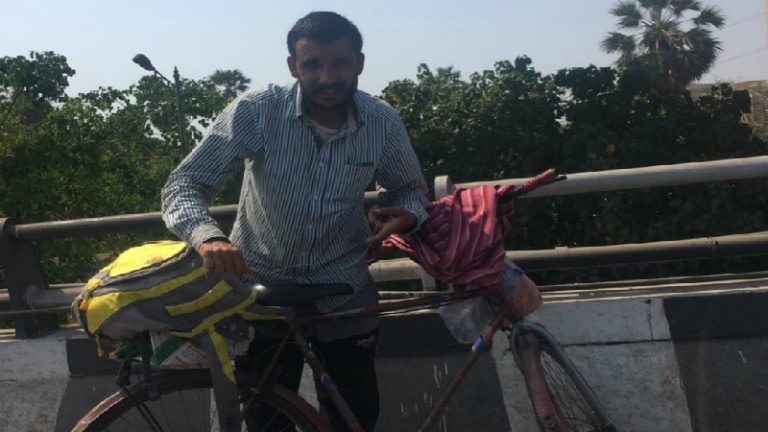 कश्मीर में पिता को दिल का दौरा, मुंबई से साइकिल पर निकल पड़े आरिफ: CRPF और गुजरात पुलिस बनी फरिश्ता