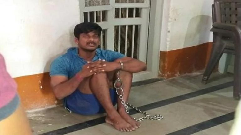 CRPF जवान को हथकड़ी लगा कर पीटा, नंगा घुमाया, पानी भी नहीं दी: कर्नाटक पुलिस पर आरोप