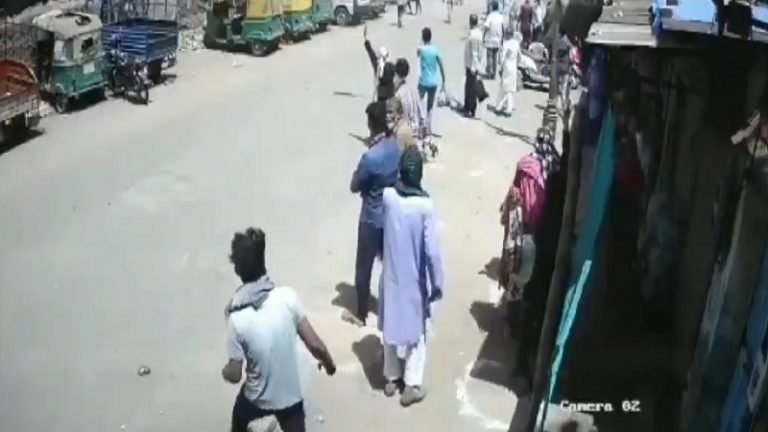 बिहार में गोली, गुजरात में पत्थरबाज़ी: मरकज से निकले लोगों की तलाश कर रही पुलिस पर भीड़ का हमला