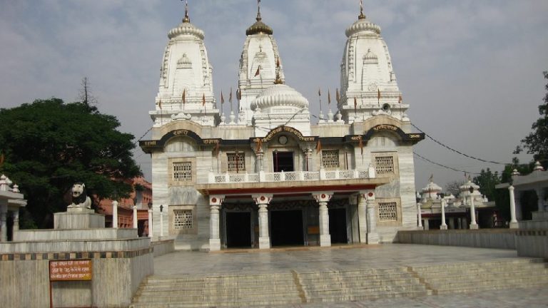 रोज 200 को भोजन, 300 अस्पताल बेड्स, 10 वेंटीलेटर: गोरखनाथ मंदिर बाँट रहा हज़ारों मास्क व सैनिटाइजर