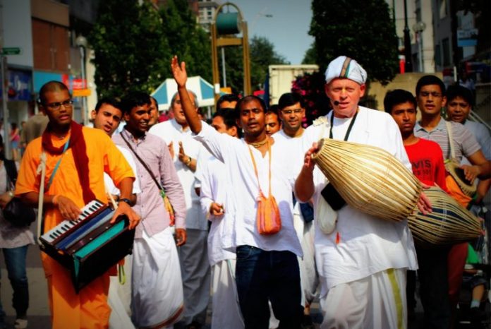 इस्कॉन मंदिर से जुड़े भक्त