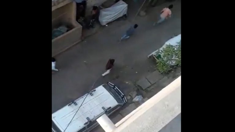 इंदौर फिर शर्मसार: गश्ती करते वक़्त पुलिस को पत्थर मारे, चेकिंग के दौरान रोका तो थूका