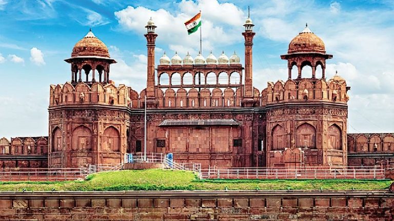 जहाँ एक नपुंसक ने मुग़ल शहजादों को औरतों के कपड़े में नचाया: लाल किला की कहानी