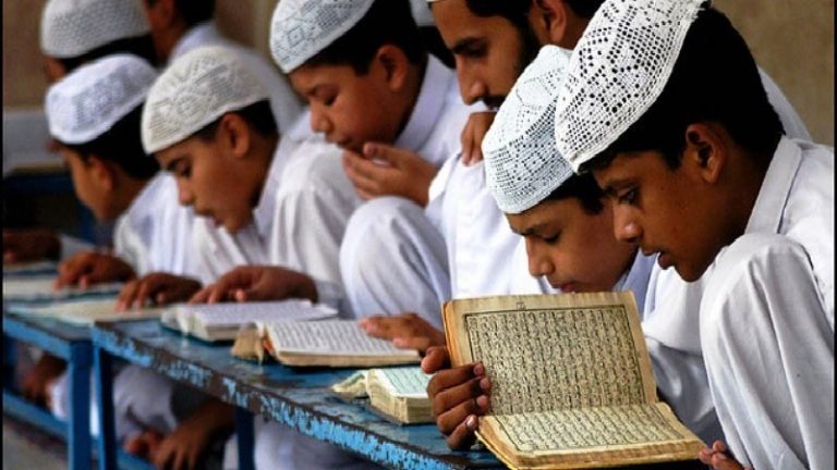 मदरसों में भेंड़-बकरियों की तरह रखे गए हैं बच्चे: बाल आयोग ने लिया स्वतः संज्ञान, होगी कार्रवाई