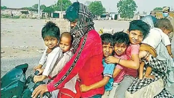 बाइक पर 6 बच्चे, मथुरा
