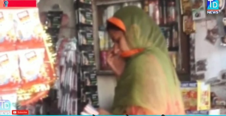 लॉकडाउन के बीच राशन की दुकान का जायजा लेने घूँघट-चप्पल पहनकर पहुँची SDM पल्लवी मिश्रा