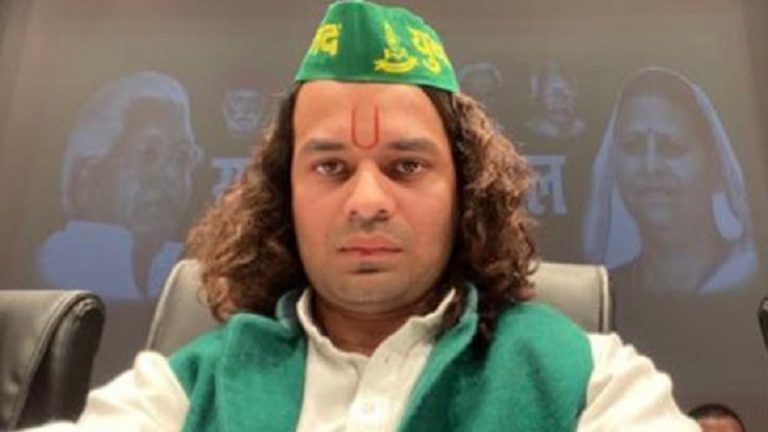 तेज प्रताप ने अर्नब को कहा ‘वायरस’, लोगों ने पूछा- ‘तुम्हारे अब्बा किस प्रकार के वायरस थे, जो उन्हें वैक्सिंग की जरूरत पड़ी है’
