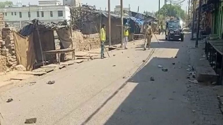 अलीगढ़: लॉकडाउन का पालन कराने पहुँची पुलिस टीम पर हमला, भीड़ ने फेंके ईंट-पत्थर