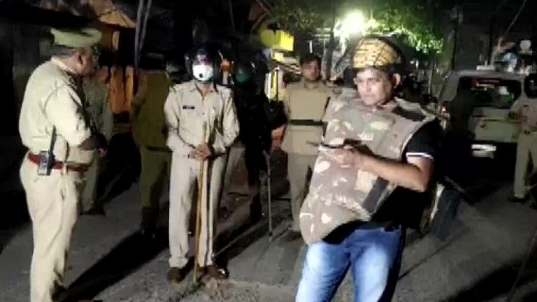 अब अलीगढ़ में सामूहिक नमाज रुकवाने पहुँची पुलिस पर पथराव, रात के वक्त मस्जिद में जुटे थे लोग