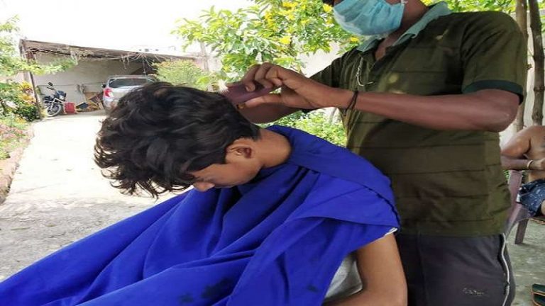 उत्तराखंड हिंदू नाई यूनियन: कोरोना संक्रमण के डर से देहरादून में जारी हुई लिस्ट, घरों पर जाकर काट रहे बाल