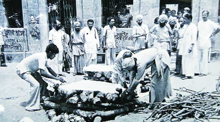 16 भिक्षुओं और एक साध्वी को गाड़ी से निकाला, मारा, आग में फेंक दिया: वामपंथियों के कोलकाता में हुई थी बिजोन सेतु नरसंहार