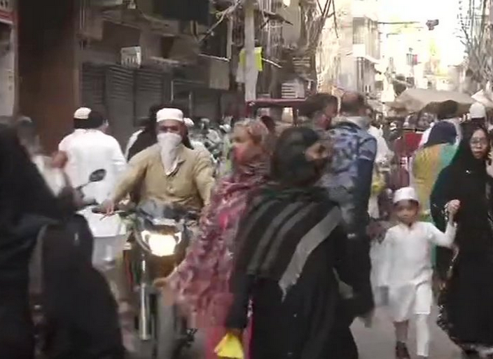 यूपी: रमजान मे मस्जिद में नमाज, पुलिस पर हमला; दिल्ली: चाँदनी चौक लाल कुआँ बाजार में भारी भीड़