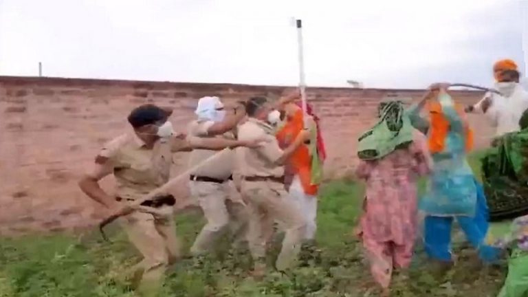 अंबाला: कोरोना संदिग्ध बुजुर्ग महिला के अंतिम संस्कार पर बवाल, ग्रामीणों ने पुलिस और डॉक्टरों पर किया पथराव, लाठी-डंडों से हमला