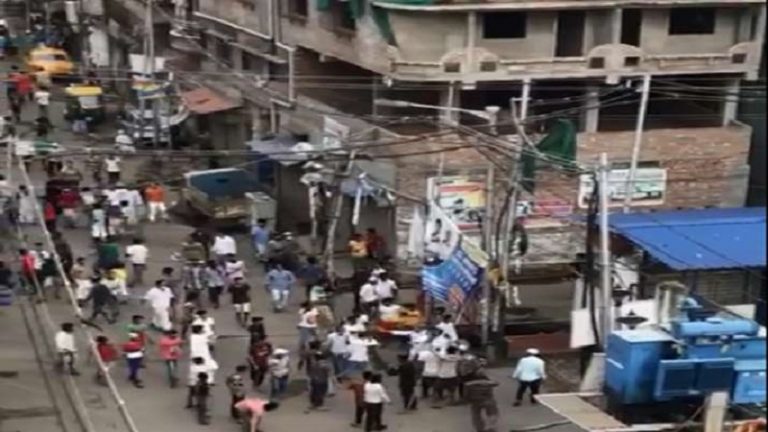 हावड़ा में लॉकडाउन का पालन करवाने गई पुलिस पर हमला, घेर कर मारने लगी भीड़: रैपिड एक्शन फोर्स ने बचाया