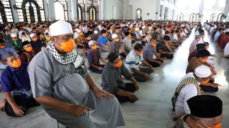 पाक के बाद अब इंडोनेशिया में कोरोना से नहीं डरे मुस्लिम, लॉकडाउन तोड़कर हजारों नमाज के लिए पहुँचे मस्जिद