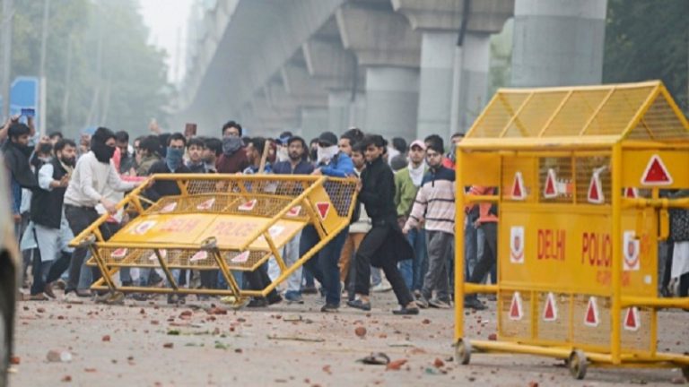 AAP नेता आशु खान गिरफ्तार, जामिया नगर में हिंसा के दौरान लोगों को भड़का रहा था