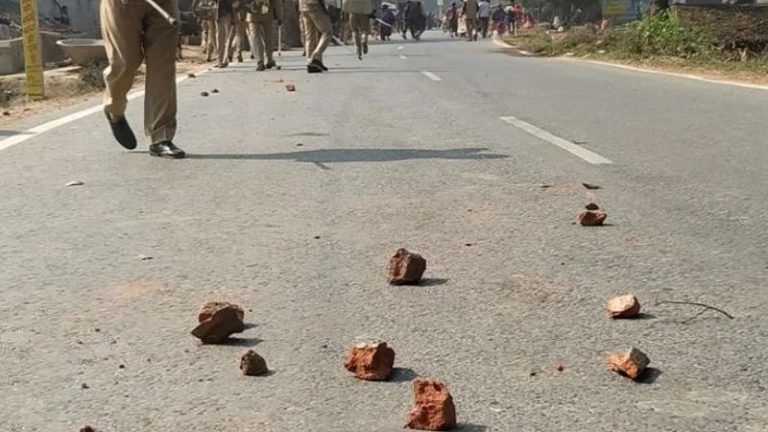 जम्मू-कश्मीर: पुंछ जिले में लॉकडाउन का उल्लंघन रोकने पहुँची पुलिस टीम पर ईंट-पत्थरों से हमला, 35 के खिलाफ FIR दर्ज