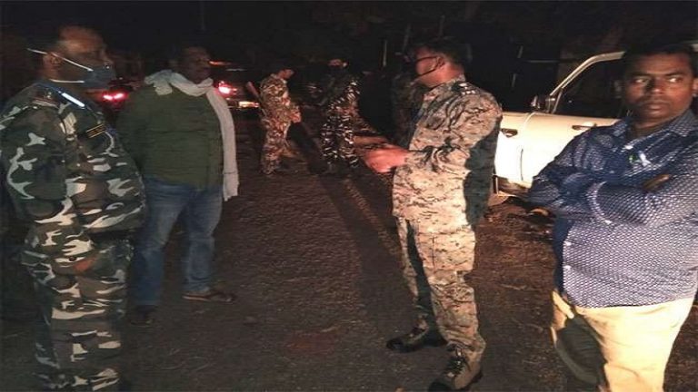 कोरोना फैलाने आए थे 3, हरवे-हथियार संग सड़क पर 2000: अलीगढ़ में थूक लगा नोट फेंक गए बाइक सवार