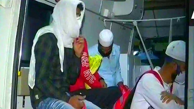 डॉक्टरों के साथ जमातियों की बदसलूकी अब कानपुर मेडिकल कॉलेज में: थूक-थूक कर फैलाई गंदगी, बैठते हैं साथ
