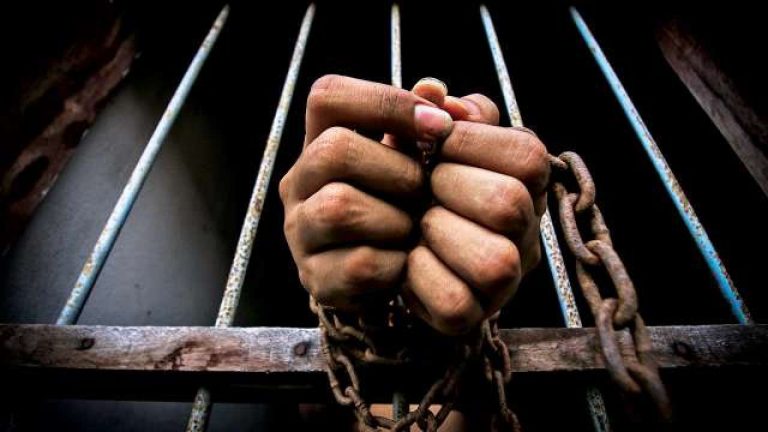 लॉकडाउन का उल्लंघन कर पढ़वा रहा था नमाज, पुलिस ने मस्जिद के इमाम को ही कर लिया गिरफ्तार
