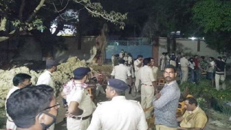 बिहार के एक गाँव में मस्जिद की जाँच करने पहुँची पुलिस पर हमला, देखें Video