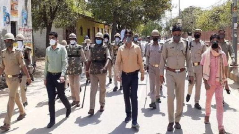 लॉकडाउन में दुकानें खुली, खुले में ताश: रोकने पहुँची पुलिस पर लाठी-डंडे और पत्थर से हमला