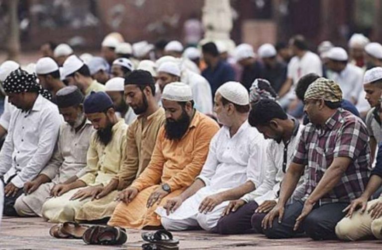 गुजरात: ड्यूटी छोड़ मस्जिद में नमाज पढ़ने चले गए इंस्पेक्टर और सब इंस्पेक्टर, गिरफ्तारी के बाद निलंबित