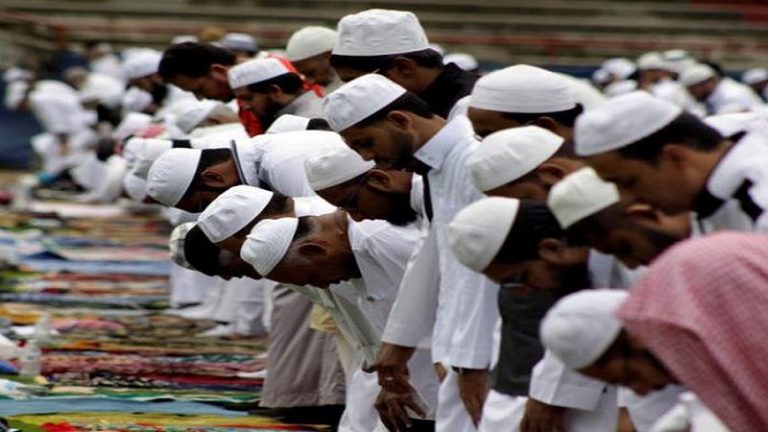 कानपुर के हॉस्पिटल में जमाती इकट्ठे होकर पढ़ रहे नमाज, सोशल डिस्टेंसिंग की उड़ रही धज्जियाँ: देखें Video