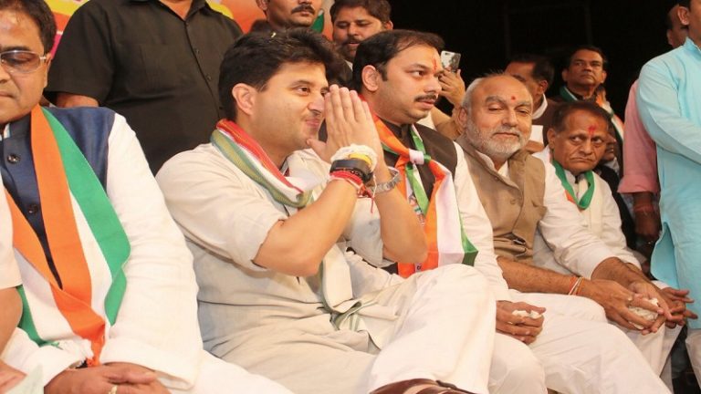 राहुल-थरूर को ठेंगा दिखा इस कॉन्ग्रेसी नेता ने कर दिया PM मोदी का समर्थन, MP कॉन्ग्रेस में एक और फूट!