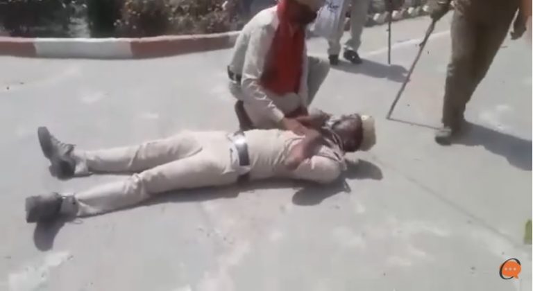 ड्यूटी पर तैनात पुलिसकर्मी दम घुटने के कारण तड़पते हुए गिर पड़े, देखें मॉक ड्रिल का Video