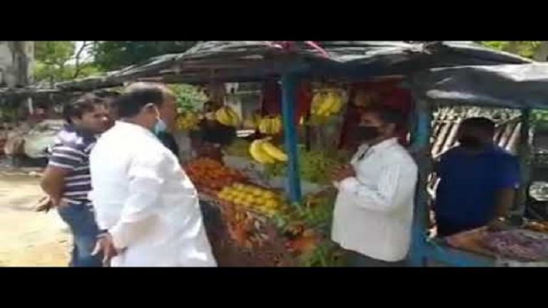 ‘हिंदू फल दुकान’ पहुँचे पूर्व CM रघुवर दास, कहा- फल विक्रेताओं पर नहीं दर्ज होगा केस, हरसंभव मदद करेंगे