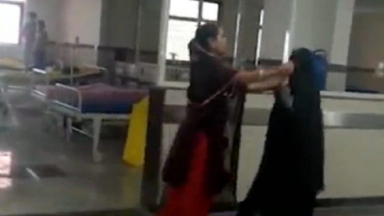 VIDEO: जब आइसोलेशन वार्ड में भर्ती कोरोना संदिग्ध महिला जबरदस्ती सबको छूने और गले लगाने लगी, मची अफरातफरी