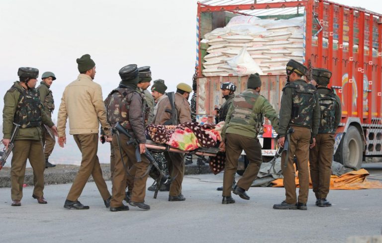कश्मीर: अब परिवार के हवाले नहीं होगा आतंकियों का शव, प्रशासन खुद दफनाएगा