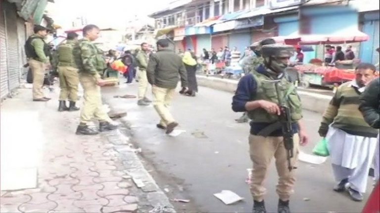 किश्तवाड़ा में आतंकियों ने घात लगाकर पुलिस पर किया कुल्हाड़ी से हमला: हथियार छीनकर फरार, 1 SPO की मौत, 1 घायल