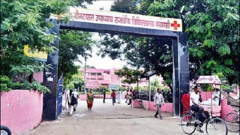 वाराणसी: आइसोलेशन वार्ड में एक ही बिस्तर पर बैठकर बात कर रहे थे तबलीगी जमाती, नर्स-मेडिकल स्टाफ के साथ की अभद्रता, एक को जेल