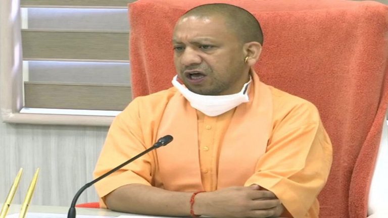 दूसरे राज्यों में फँसे श्रमिकों को वापस लाएगी योगी सरकार, 3-6 माह में 15 लाख रोजगार सृजन के दिए निर्देश