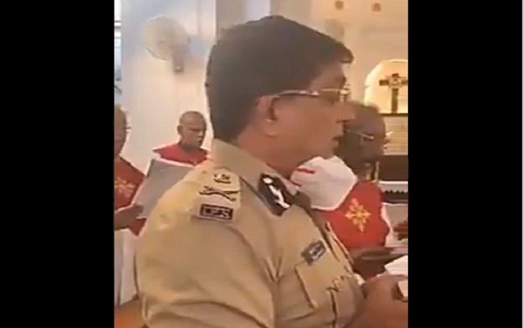 …जब पुलिस कमिश्नर ही पहुँच गए चर्च, पादरियों के साथ गाया गाना: लॉकडाउन के सवाल पर बोले – ‘आशीर्वाद लेने गया था’