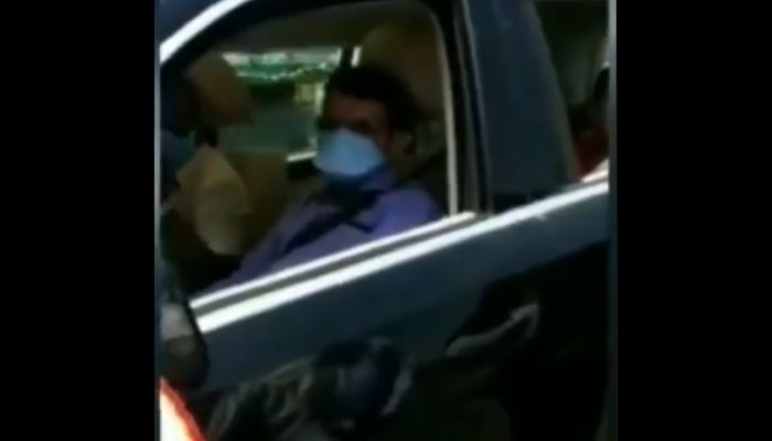 Video: महाराष्ट्र के पुलिस अधिकारी ने पूर्व CM देवेंद्र फडणवीस से की मास्क, स्वास्थ्य किट, सैनिटाइजर की किल्लत की शिकायत